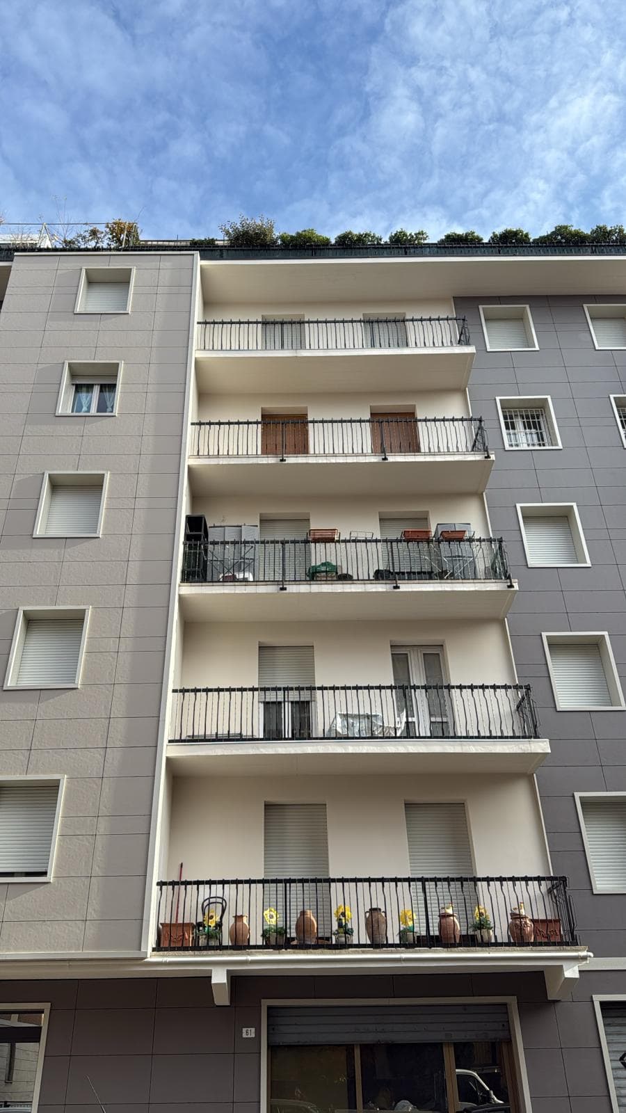 Facciata condominio con infissi
